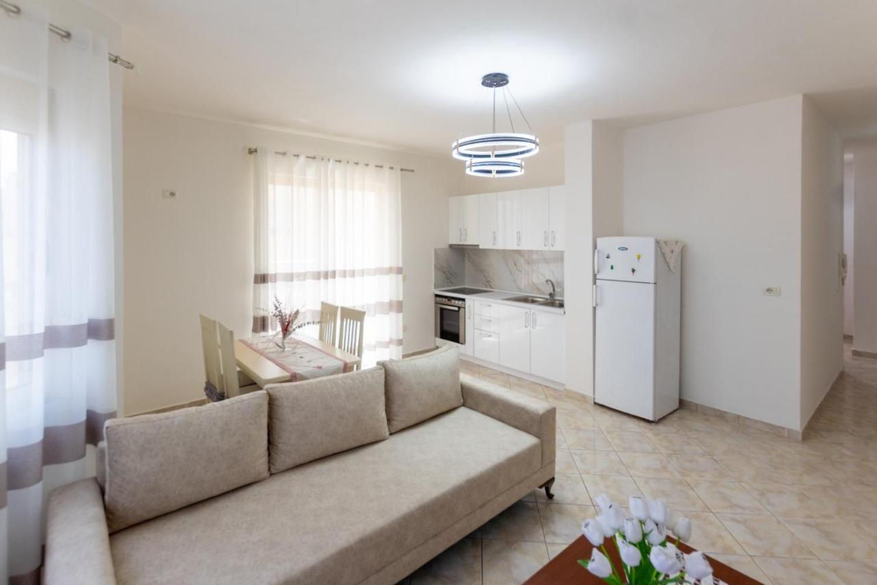 Spacious 2 Bedroom In Apartment