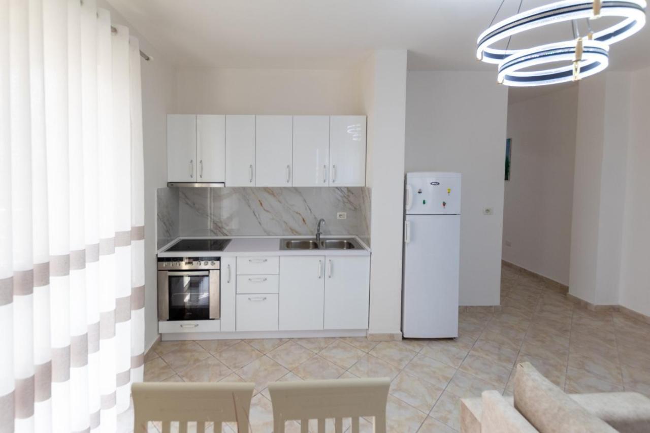 Spacious 2 Bedroom In Apartment *