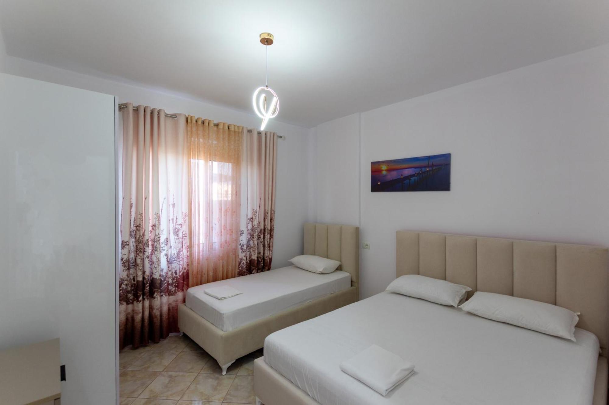 Spacious 2 Bedroom In Apartment *