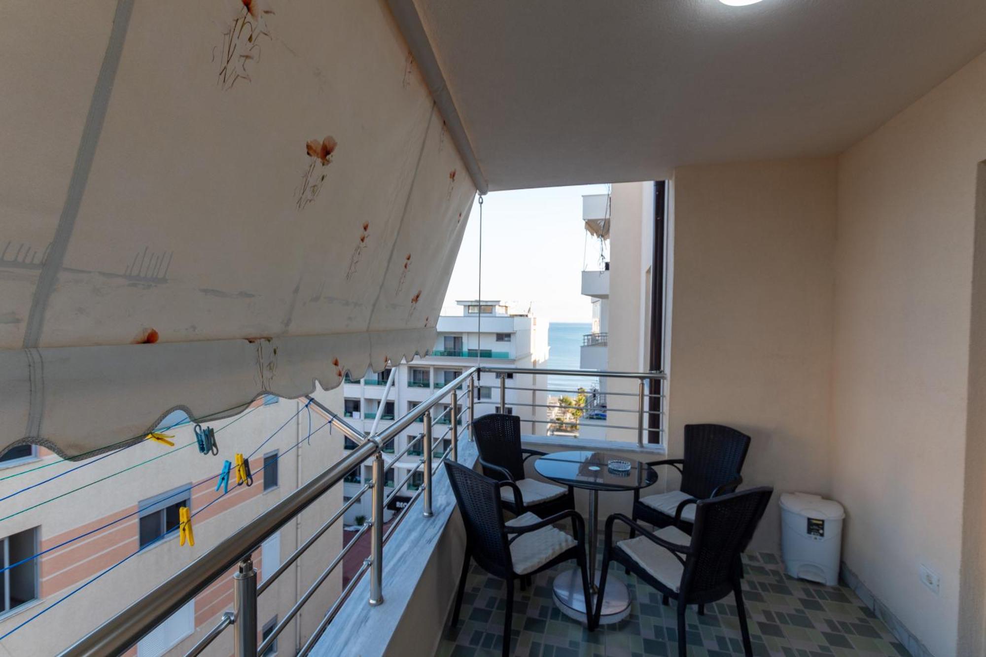 Spacious 2 Bedroom In Apartment *
