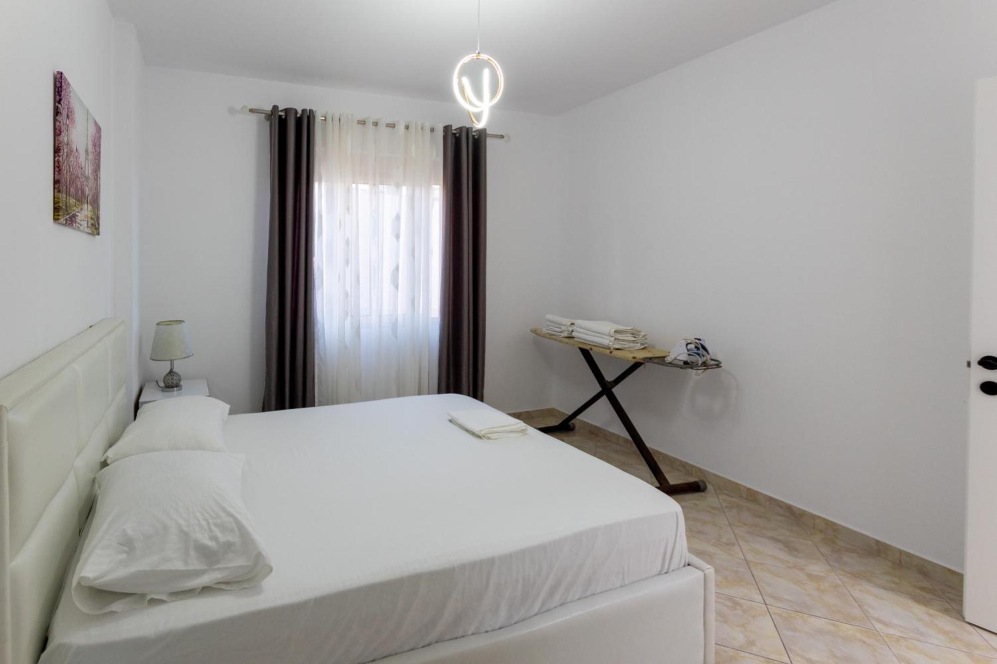 Spacious 2 Bedroom In * Durrës